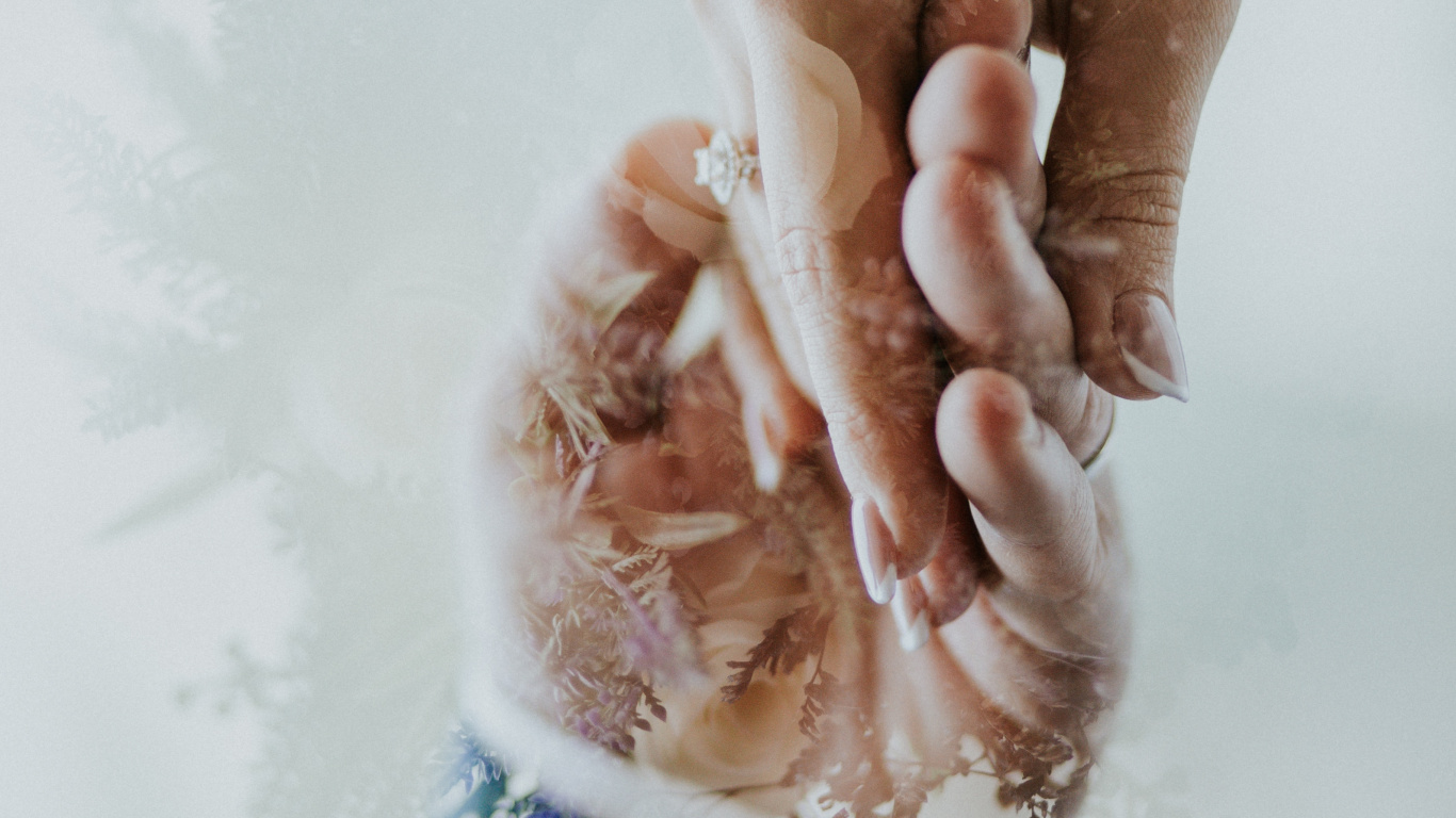 Personne Tenant un Textile Blanc Avec Une Tache Brune. Wallpaper in 1366x768 Resolution