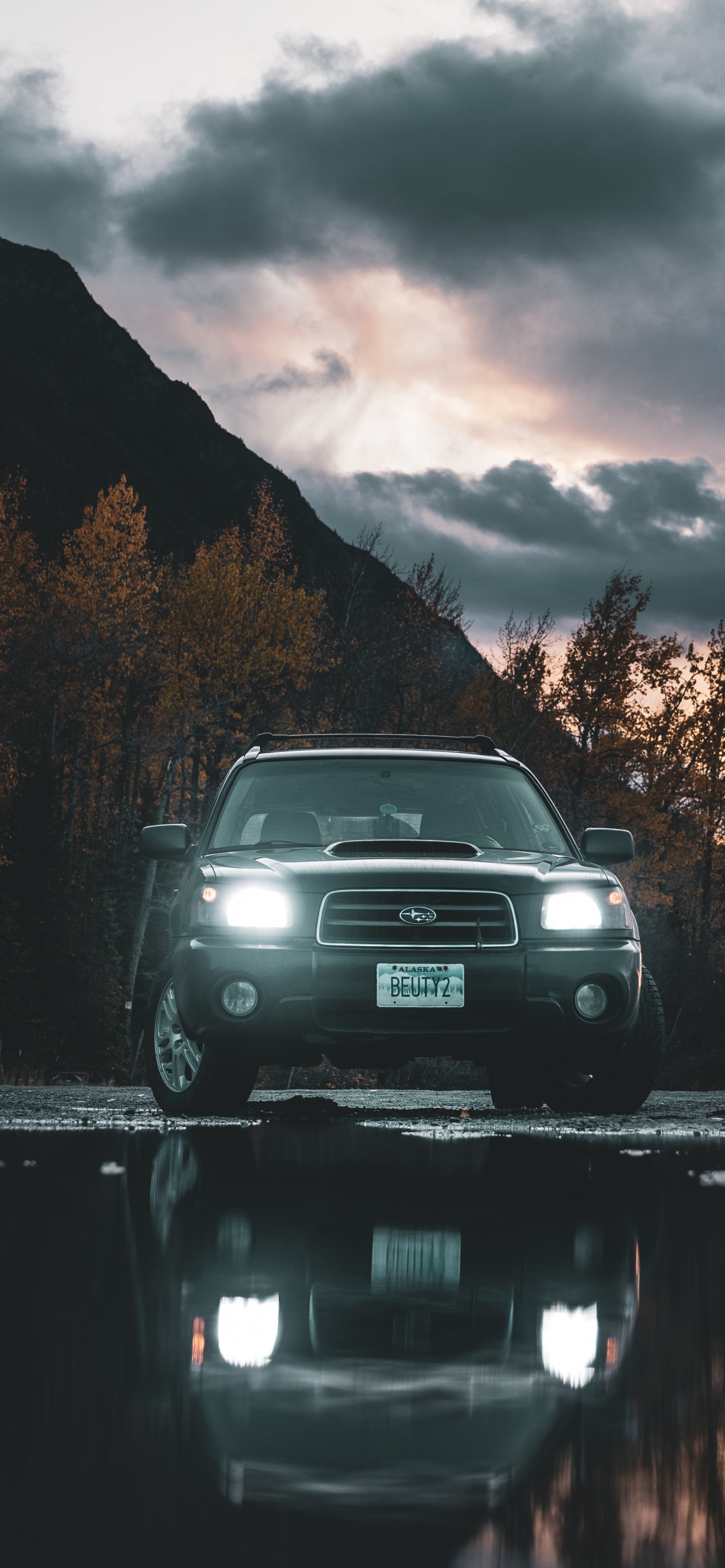 Coche Negro en la Carretera Cerca Del Cuerpo de Agua Durante el Día. Wallpaper in 1242x2688 Resolution