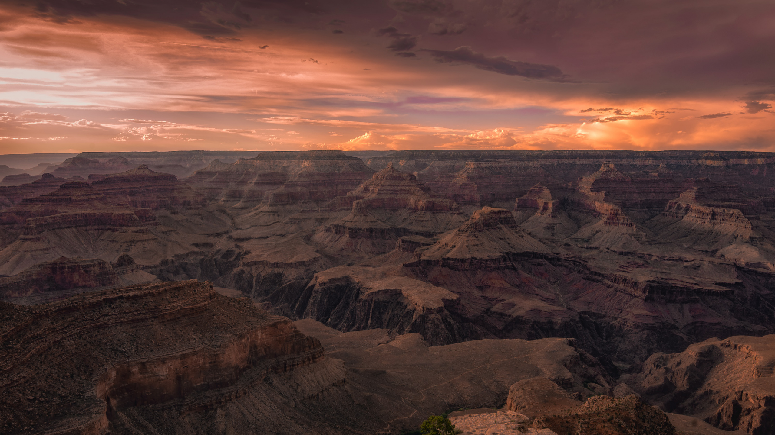 Montaña Rocosa Marrón Bajo el Cielo Nublado Durante el Día. Wallpaper in 2560x1440 Resolution