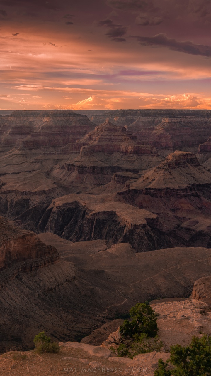 Brauner Felsiger Berg Unter Bewölktem Himmel Tagsüber. Wallpaper in 720x1280 Resolution