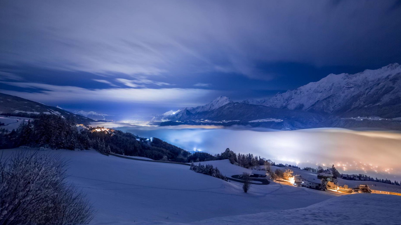 Schneebedeckter Berg Während Der Nacht. Wallpaper in 1280x720 Resolution