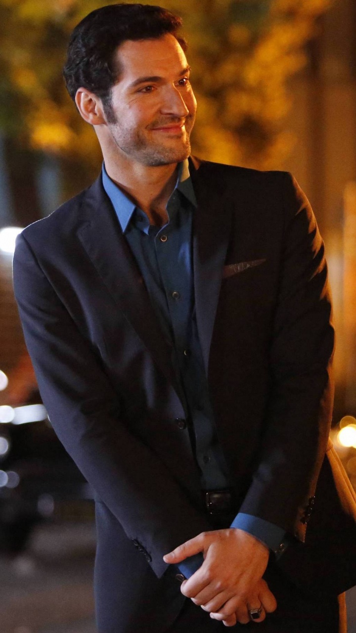 Mann in Schwarzer Anzugjacke Steht Neben Frau in Schwarzem Kleid. Wallpaper in 720x1280 Resolution