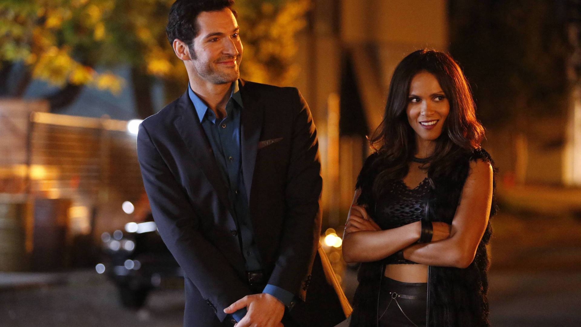 El Hombre en la Chaqueta de Traje Negro de Pie Junto a la Mujer en Vestido Negro. Wallpaper in 1920x1080 Resolution