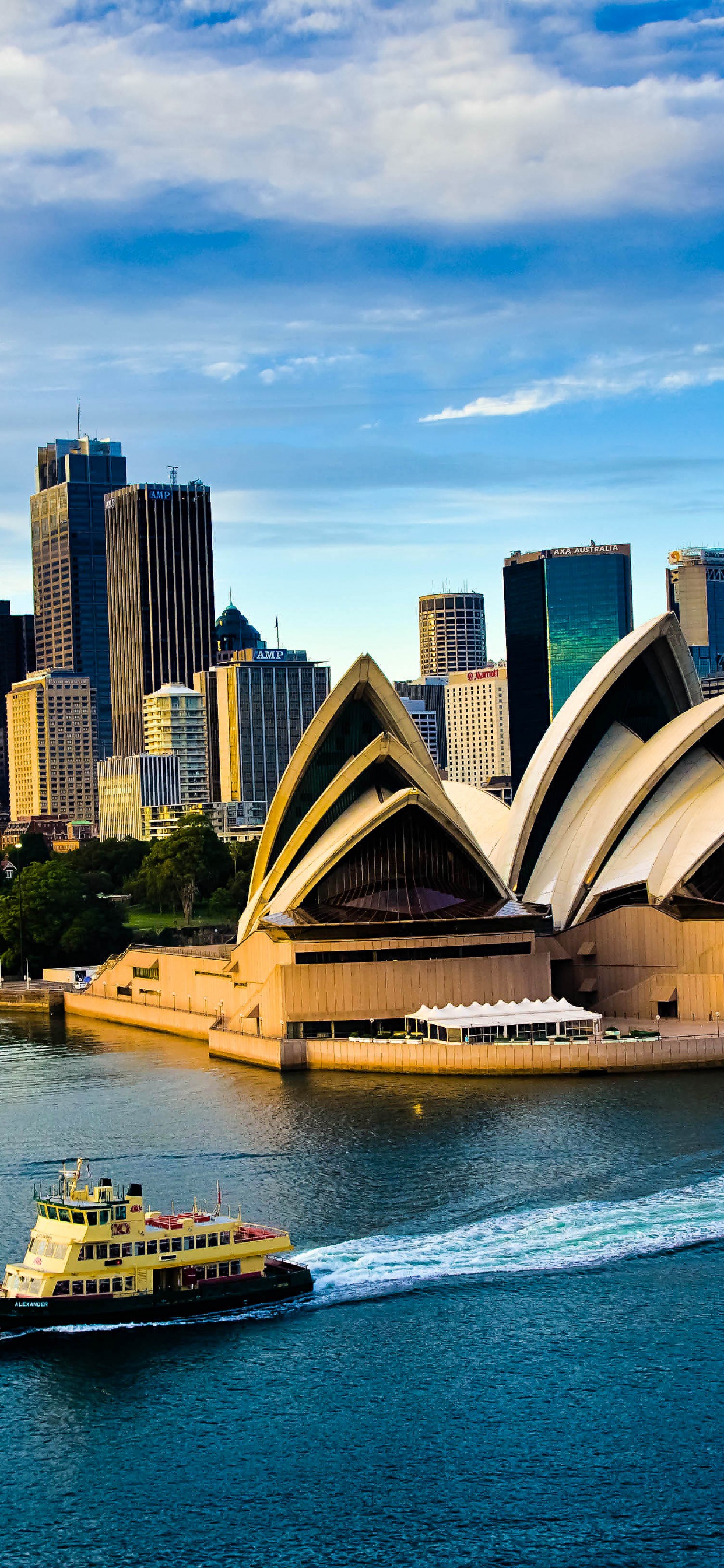 Bateau Blanc et Bleu Sur un Plan D'eau Près Des Bâtiments de la Ville Pendant la Journée. Wallpaper in 1242x2688 Resolution