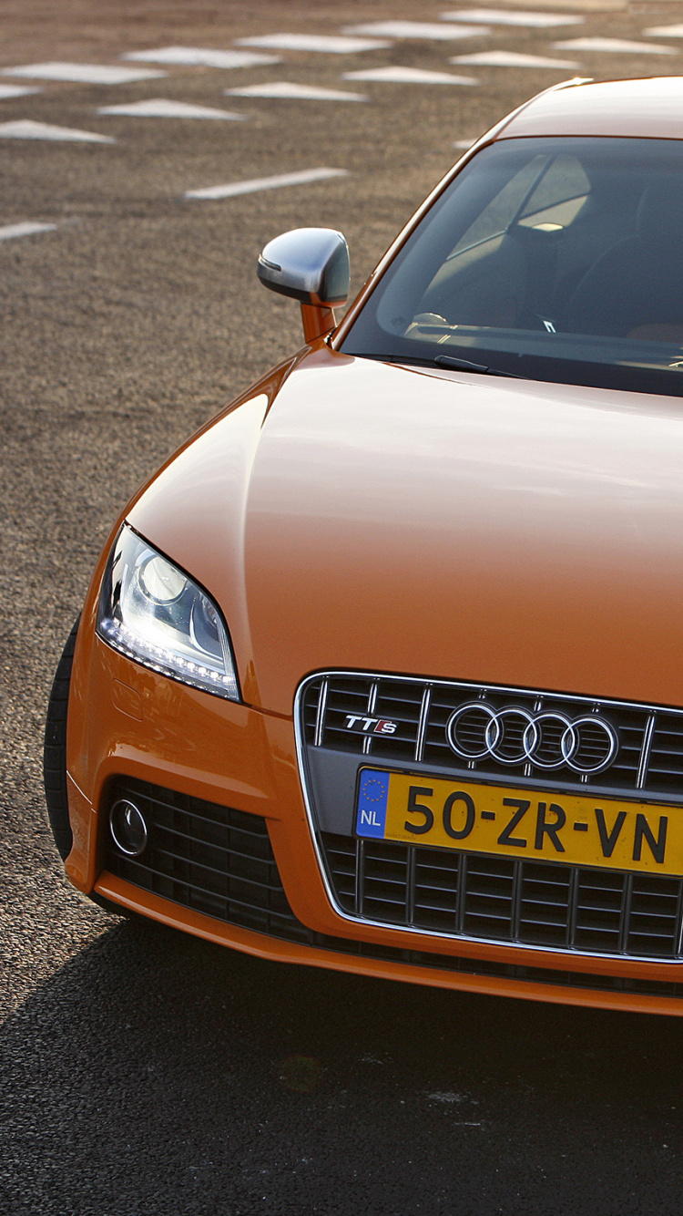 Brauner Audi a 4 Tagsüber Unterwegs. Wallpaper in 750x1334 Resolution