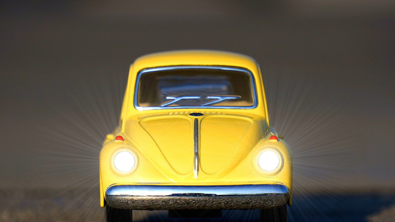 Volkswagen Beetle Amarillo Sobre Superficie de Madera Negra. Wallpaper in 1280x720 Resolution