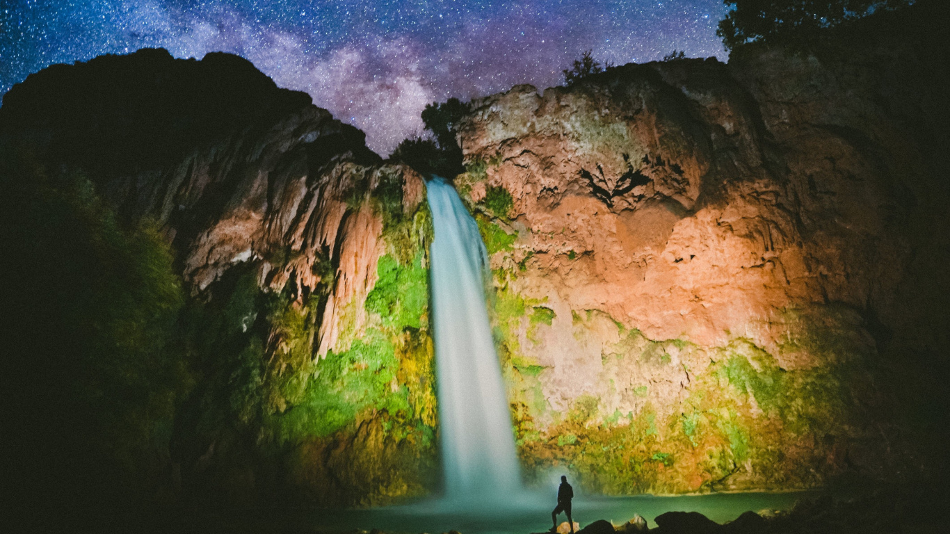 Personne Debout Sur Rock Formation Sous Ciel Bleu Pendant la Journée. Wallpaper in 1366x768 Resolution