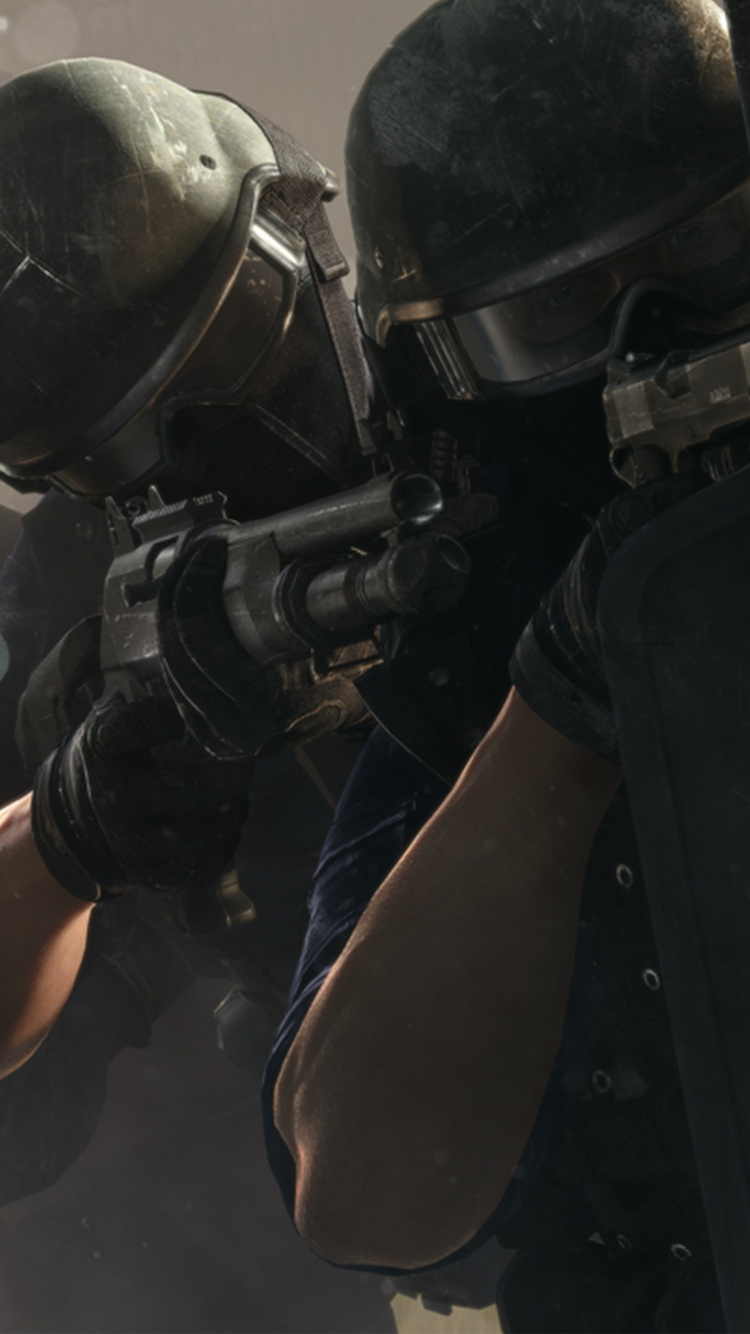 2 Männer Mit Schwarzem Helm Und Schwarzem Helm. Wallpaper in 750x1334 Resolution