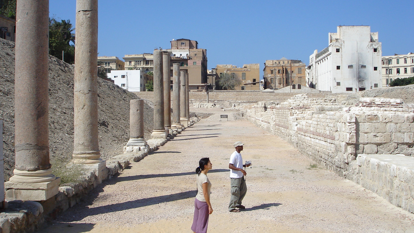 Femme en Chemise Blanche Marchant Sur le Sentier Pendant la Journée. Wallpaper in 1366x768 Resolution