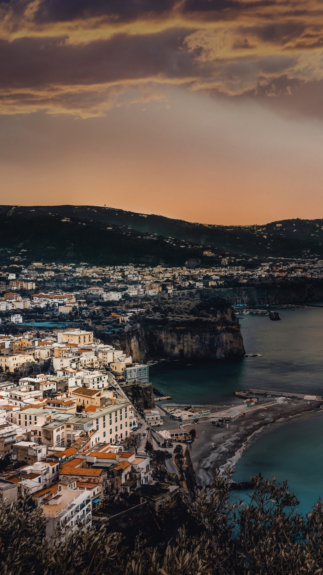 Edificios de la Ciudad Cerca Del Cuerpo de Agua Durante el Día.. Wallpaper in 1080x1920 Resolution