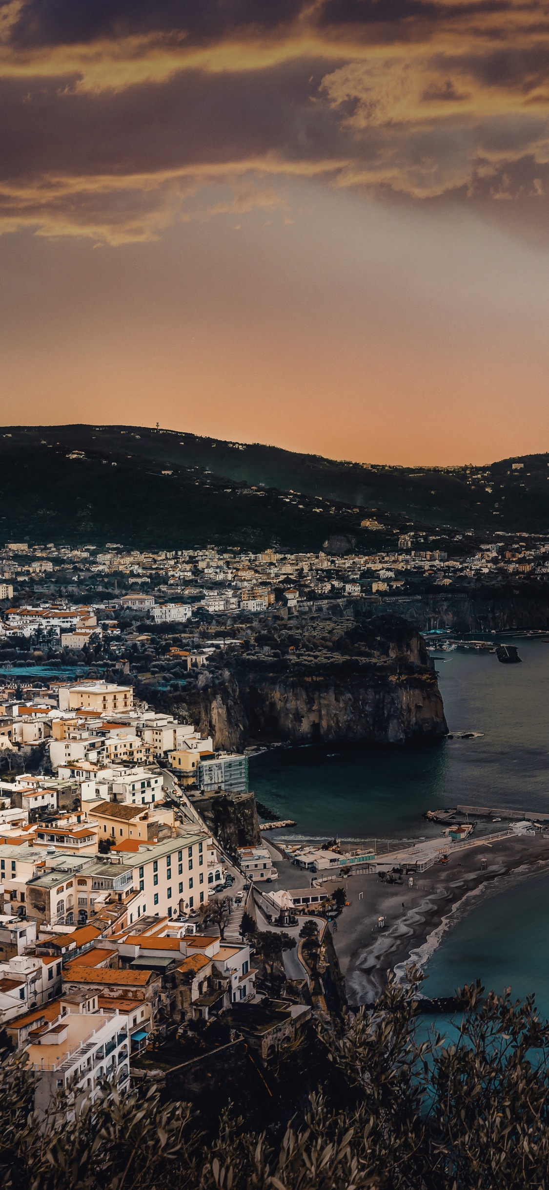 Edificios de la Ciudad Cerca Del Cuerpo de Agua Durante el Día.. Wallpaper in 1125x2436 Resolution
