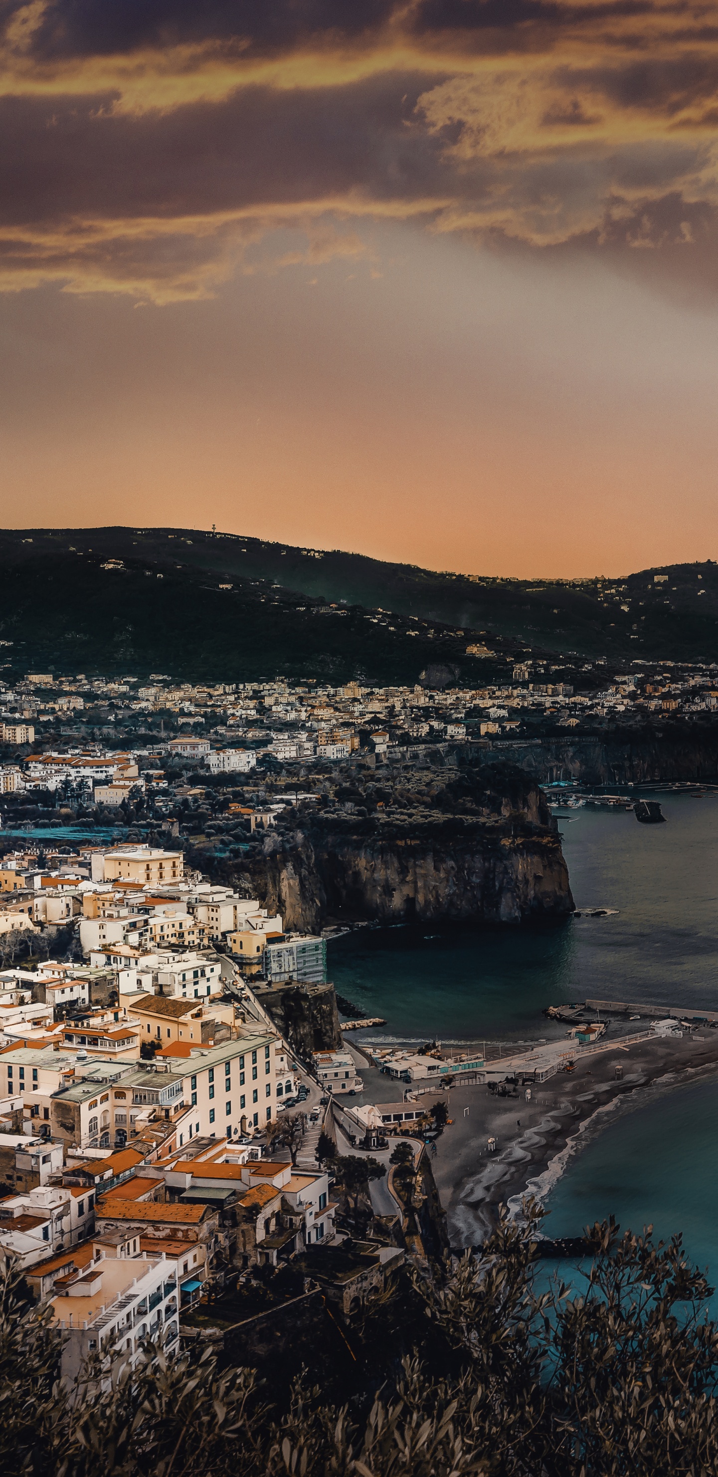 Edificios de la Ciudad Cerca Del Cuerpo de Agua Durante el Día.. Wallpaper in 1440x2960 Resolution