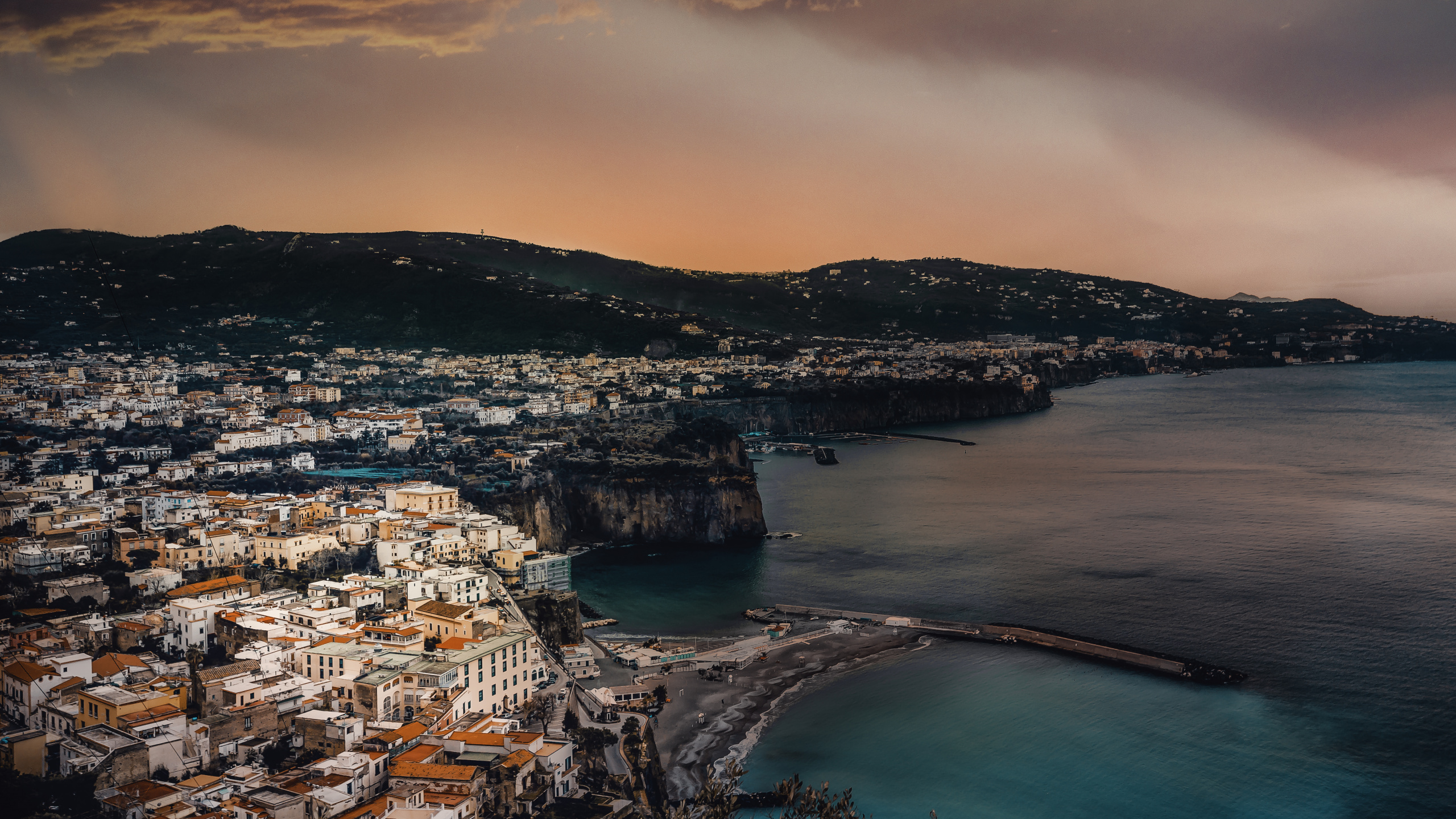 City Buildings Near Body of Water During Daytime. Wallpaper in 2560x1440 Resolution