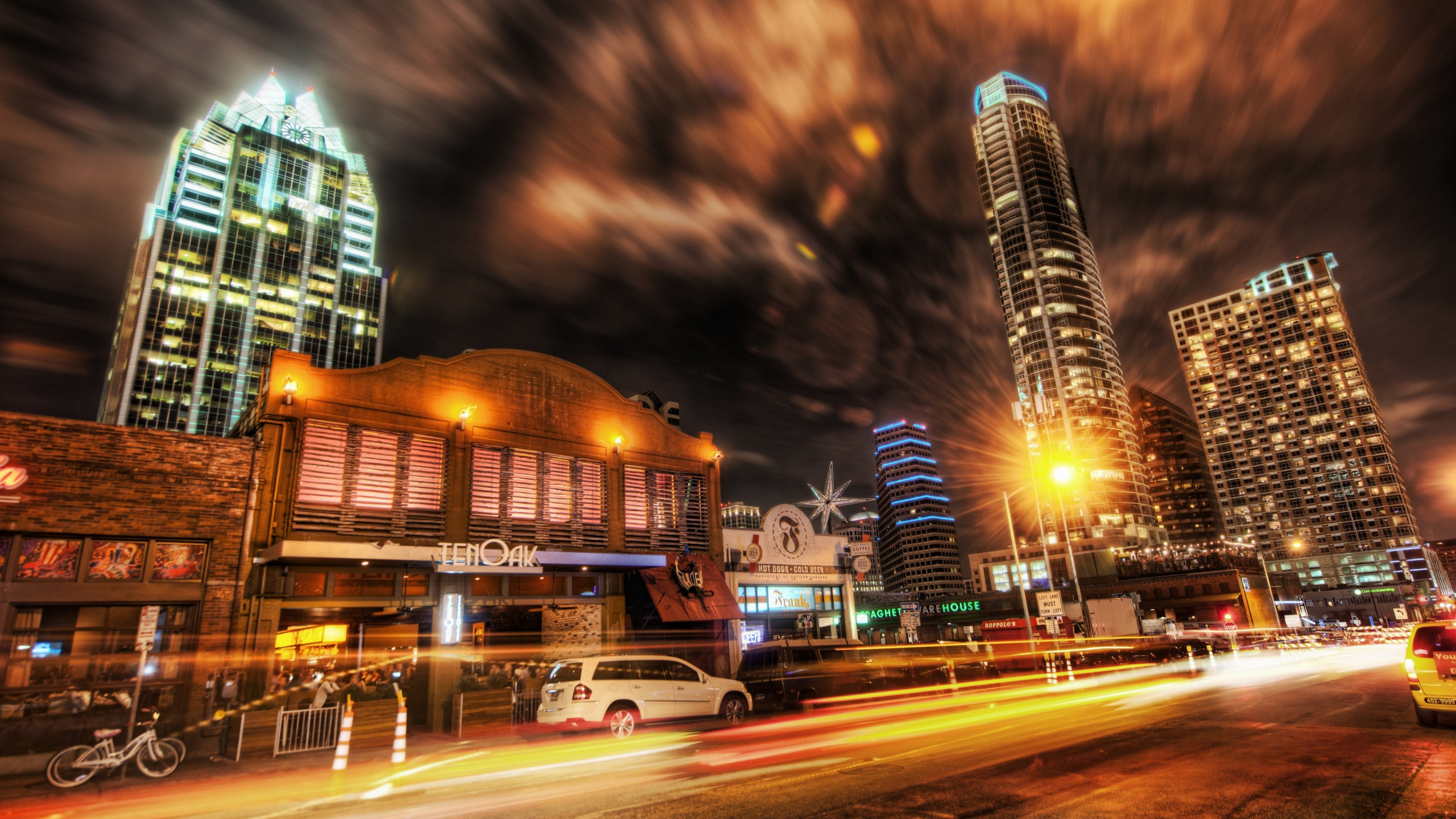 Voitures Sur Route Près Des Immeubles de Grande Hauteur Pendant la Nuit. Wallpaper in 2560x1440 Resolution