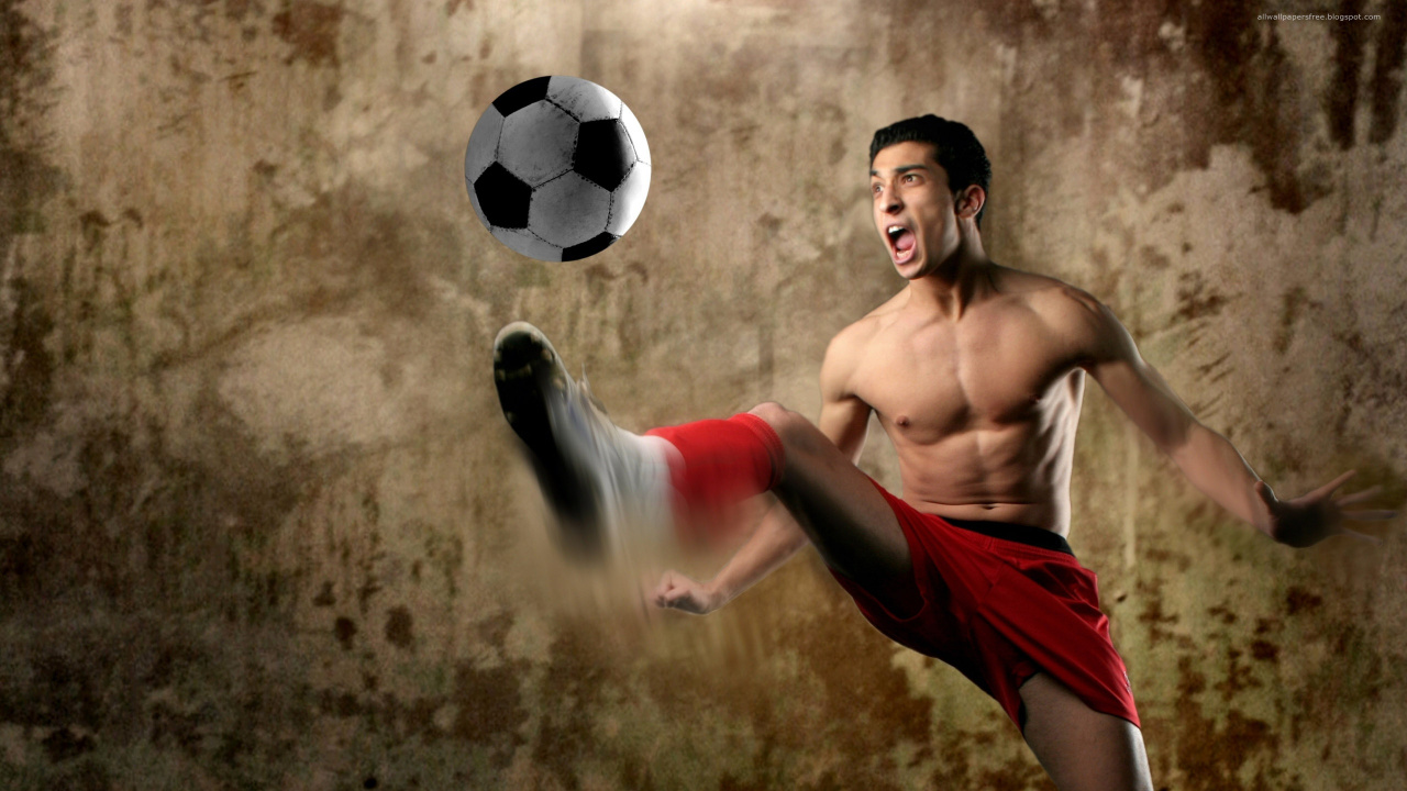 Mann Oben Ohne in Roten Shorts Fußball Spielen Short. Wallpaper in 1280x720 Resolution