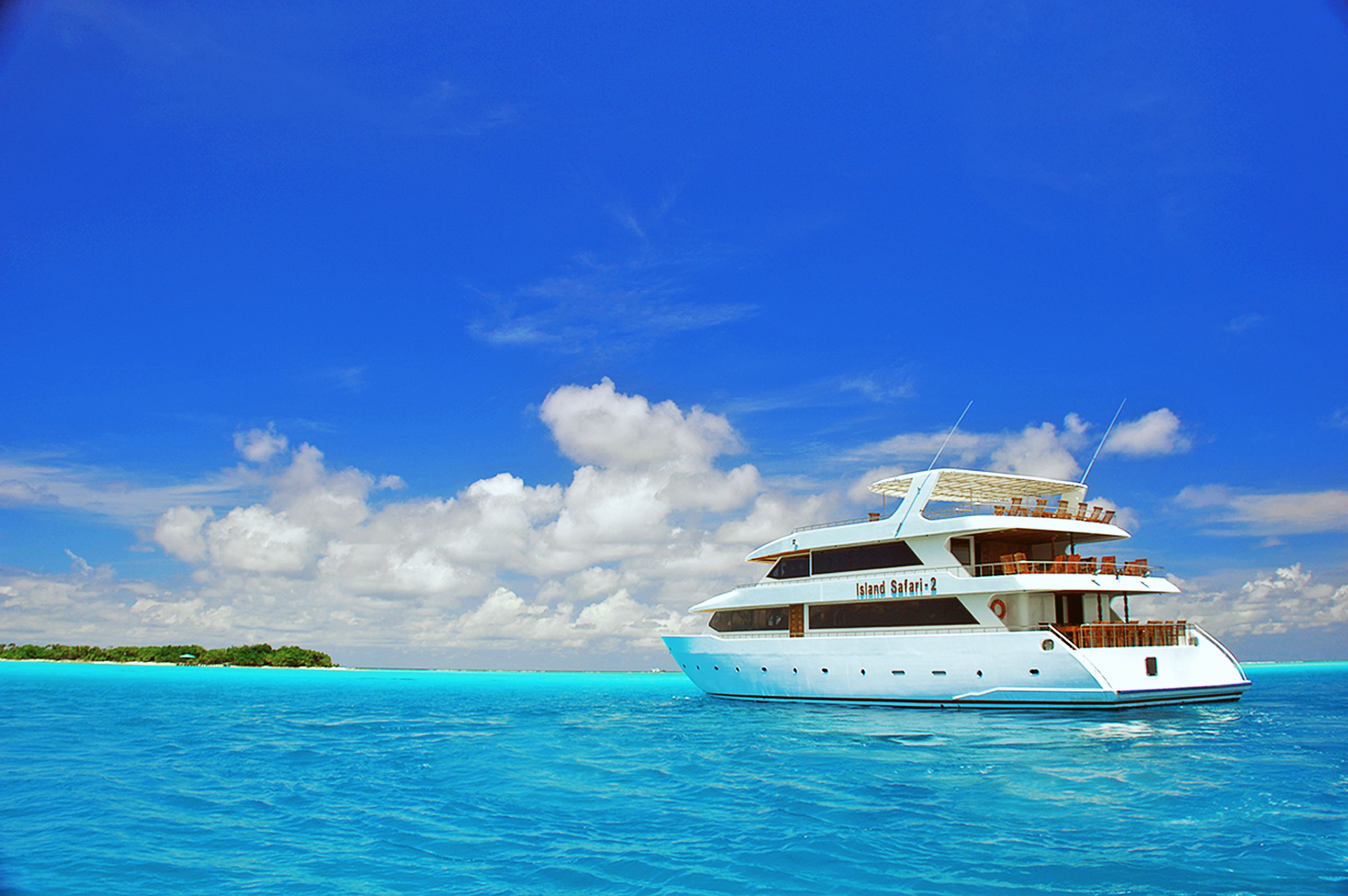 Wallpaper White And Blue Ship On Sea Under Blue Sky During Daytime 