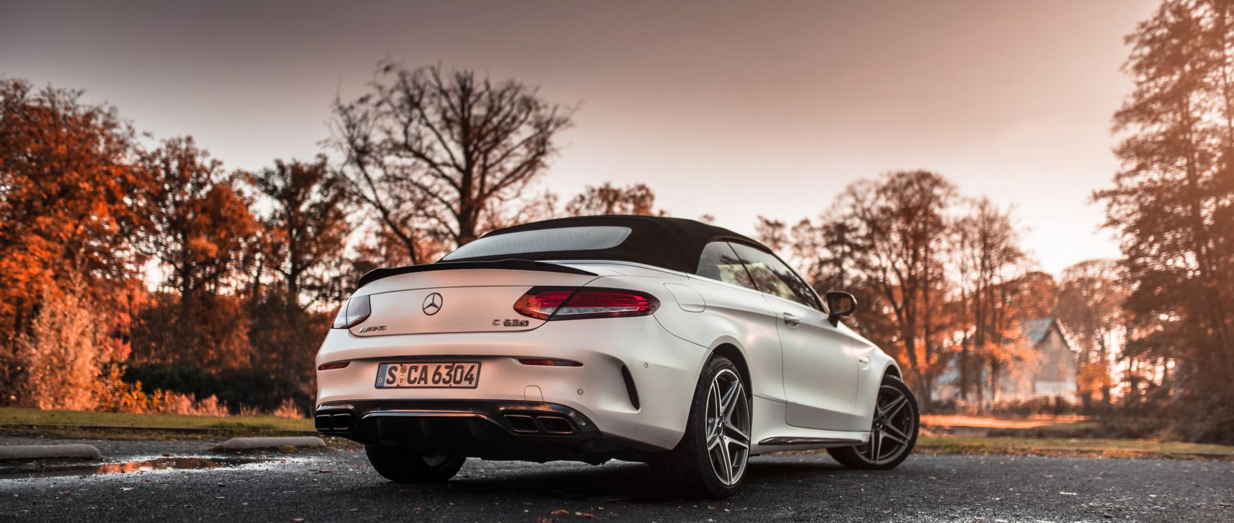 Silberner Porsche 911 Tagsüber Auf Der Straße Geparkt. Wallpaper in 3400x1440 Resolution