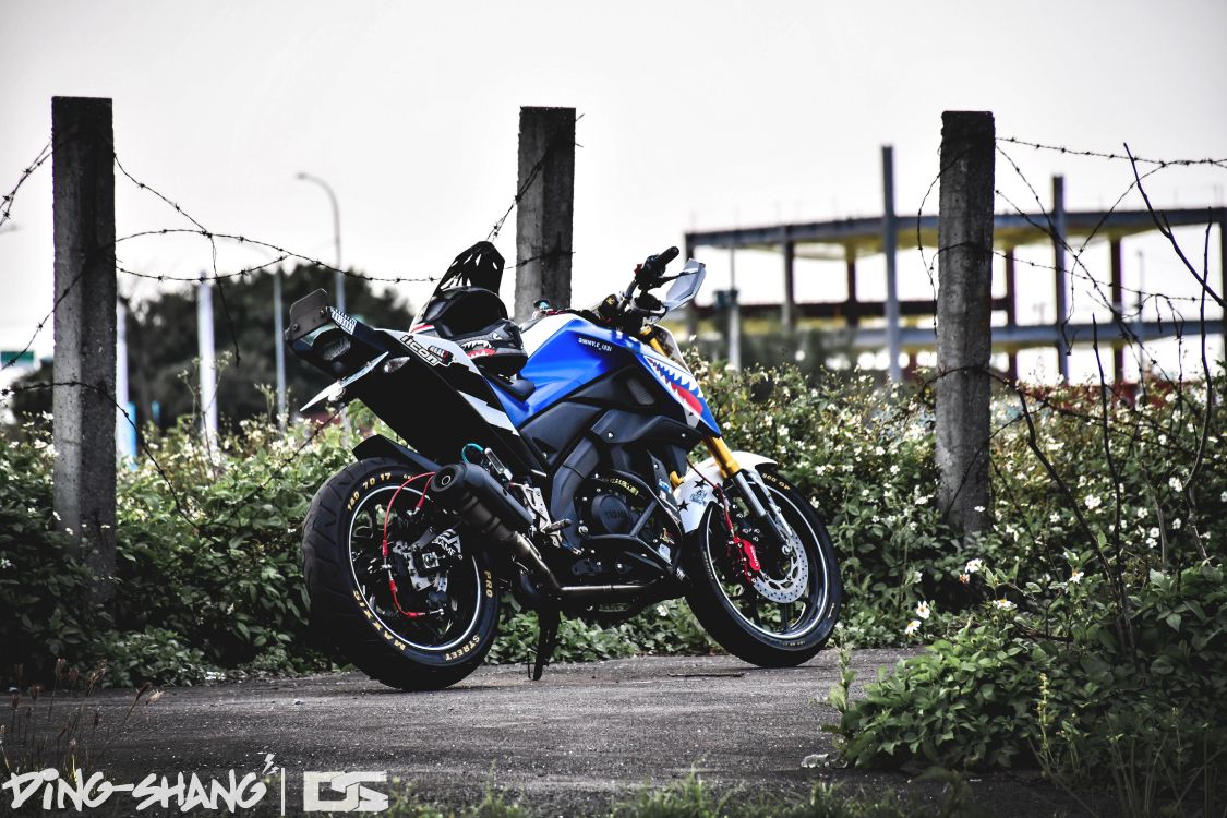 Black and Blue Sports Bike Parked on Gray Concrete Road During Daytime. Wallpaper in 5568x3712 Resolution