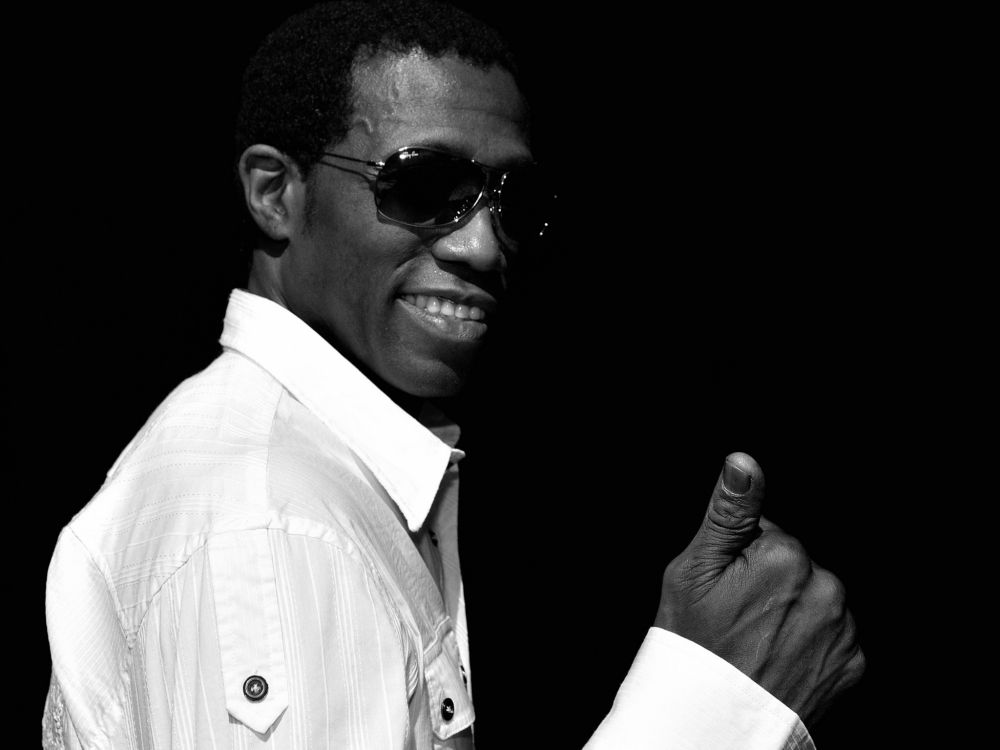 Homme en Chemise Blanche Portant Des Lunettes de Soleil Noires. Wallpaper in 2048x1536 Resolution