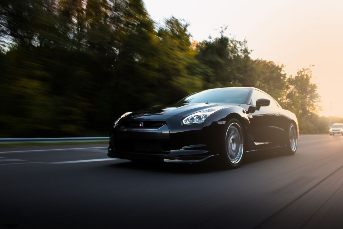 Porsche 911 Blanco en la Carretera Durante el Día. Wallpaper in 2560x1707 Resolution