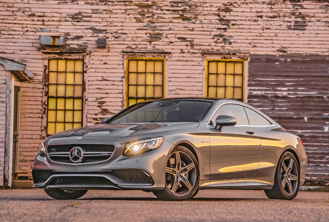 Silver Mercedes Benz Coupe Estacionado Junto a la Pared de Ladrillo Marrón. Wallpaper in 4096x2771 Resolution