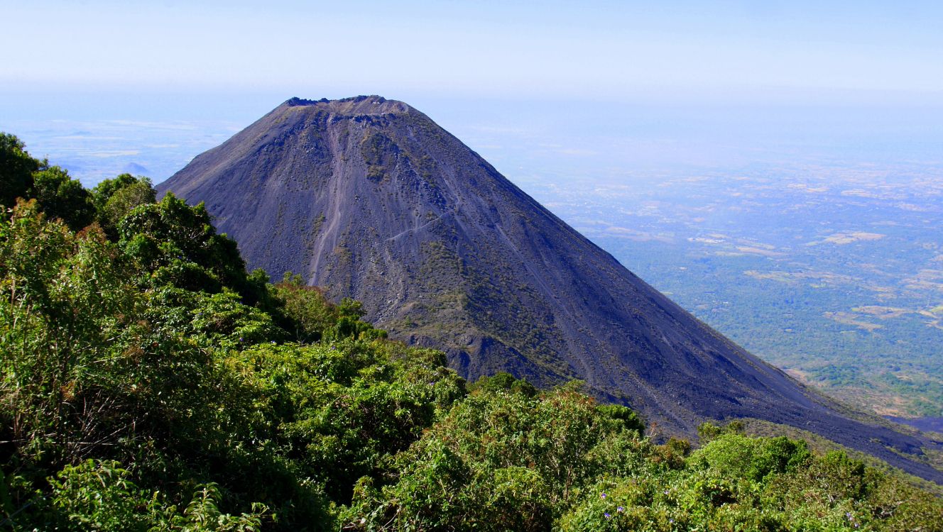 Árboles Verdes Cerca de la Montaña Bajo Nubes Blancas Durante el Día. Wallpaper in 3232x1824 Resolution