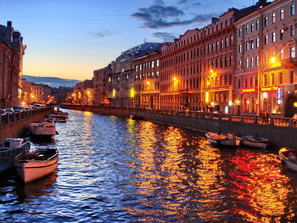 Barco en el Muelle Cerca Del Edificio Durante la Noche.. Wallpaper in 3072x2304 Resolution