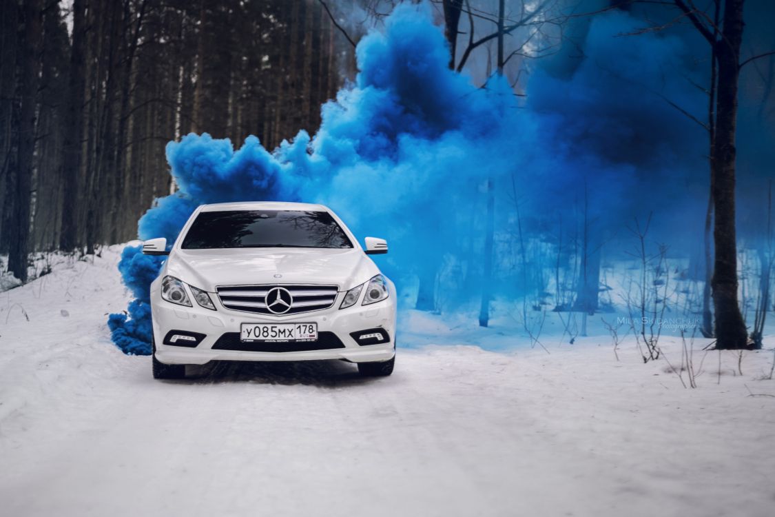 Voiture Bmw Noire Sur le Sol Couvert de Neige Pendant la Journée. Wallpaper in 3312x2208 Resolution