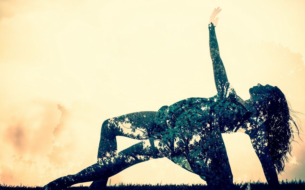 Frau im Schwarzen Kleid Tanzt. Wallpaper in 2560x1600 Resolution