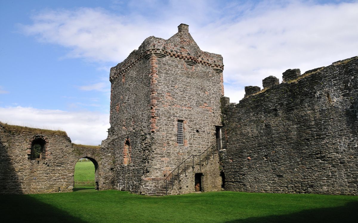 Edificio de Hormigón Gris Bajo un Cielo Azul Durante el Día. Wallpaper in 2880x1800 Resolution