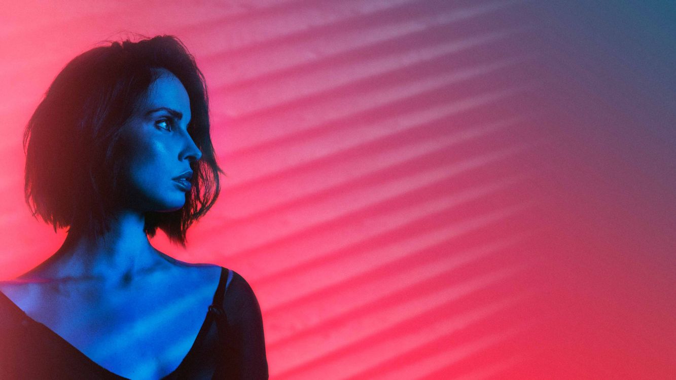 Femme en Chemise Noire à Manches Longues. Wallpaper in 3840x2160 Resolution