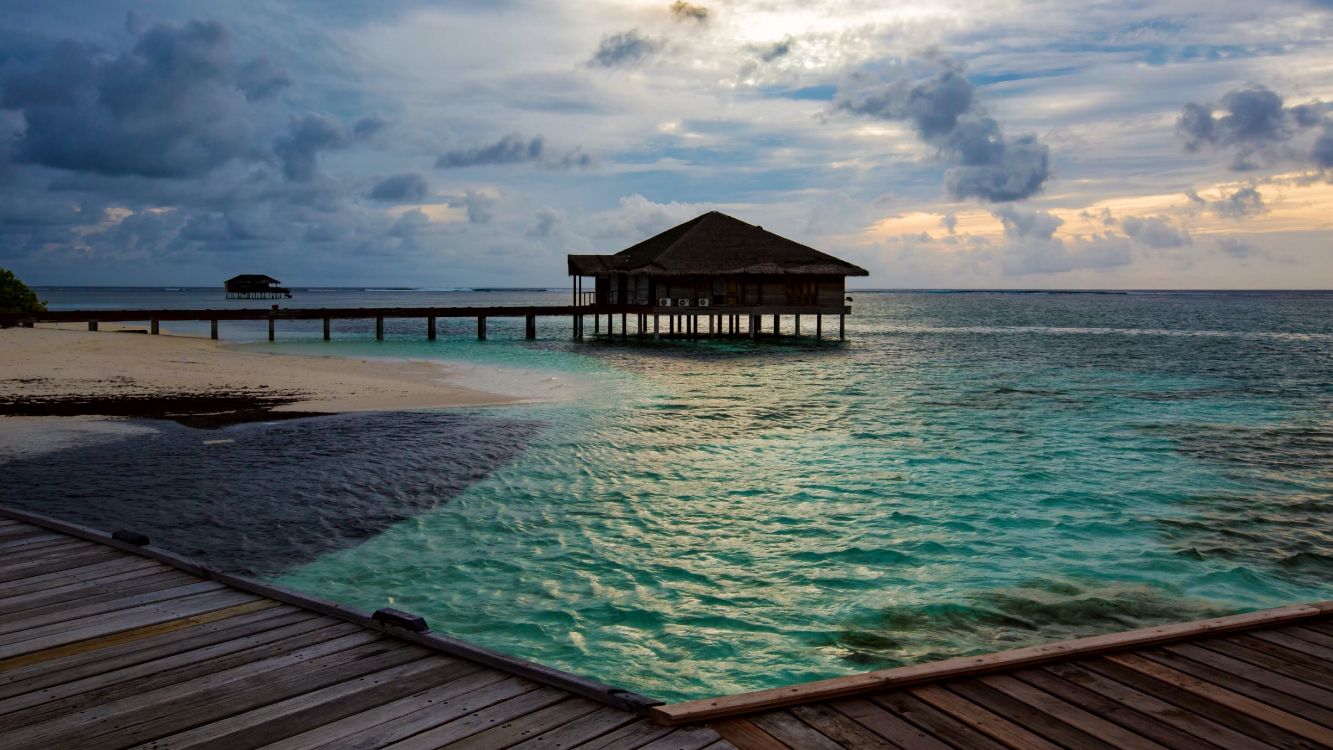 Muelle de Madera Marrón Sobre el Mar Azul Bajo un Cielo Azul Durante el Día. Wallpaper in 5120x2880 Resolution