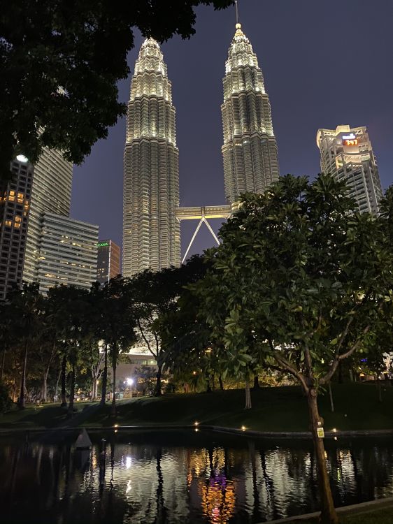 Petronas Towers, Kuala Lumpur, Malaysien, Petronas Twin Towers; Petronas Zwillingstürme, Tower Block. Wallpaper in 1536x2048 Resolution