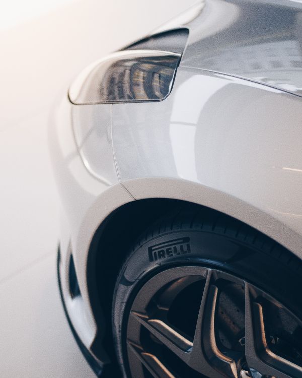 Voiture Argentée Avec Roue Noire. Wallpaper in 3456x4320 Resolution