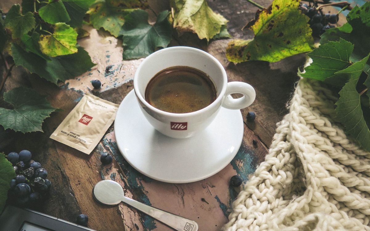 Taza de Cerámica Blanca Sobre Platillo de Cerámica Blanca. Wallpaper in 2880x1800 Resolution