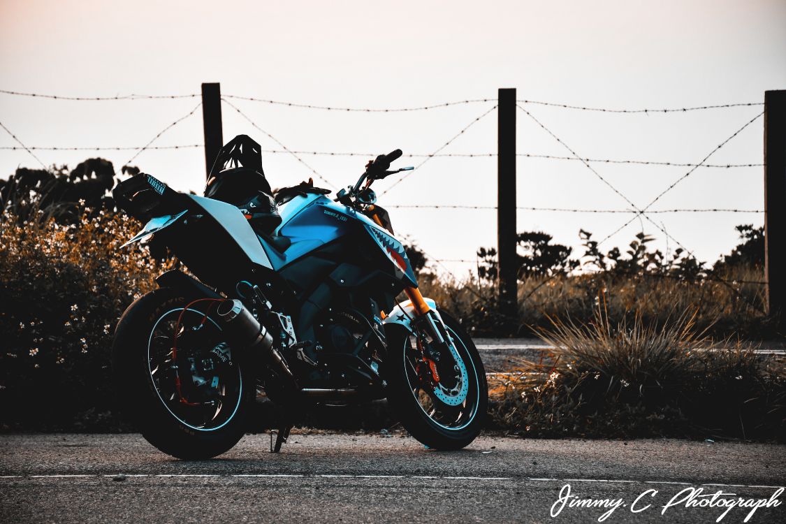 Black and Blue Sports Bike Parked on Gray Concrete Road During Daytime. Wallpaper in 5568x3712 Resolution
