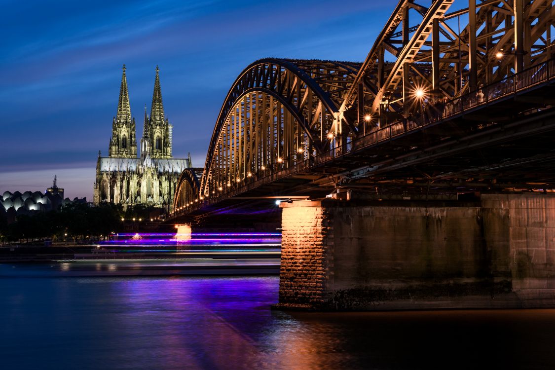 Pont Au-dessus D'un Plan D'eau Pendant la Nuit. Wallpaper in 6000x4000 Resolution