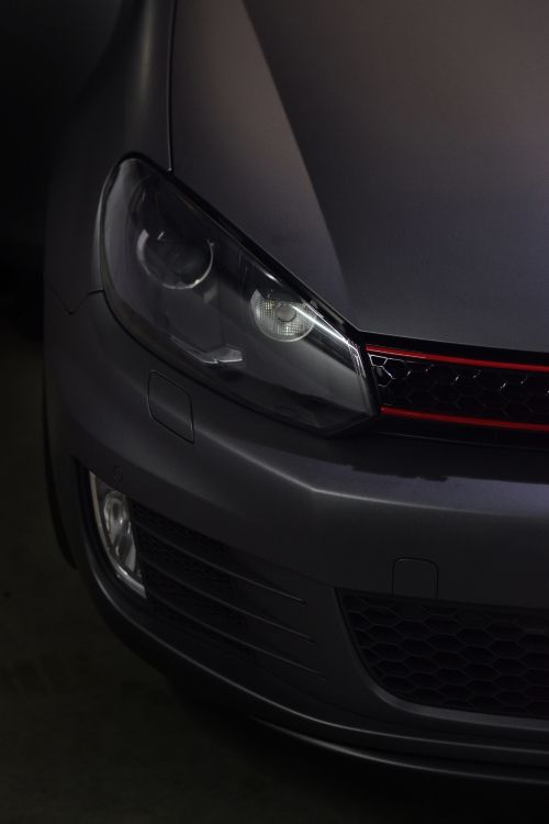 Coche Mercedes Benz Blanco Con Matrícula Roja y Negra. Wallpaper in 4000x6000 Resolution