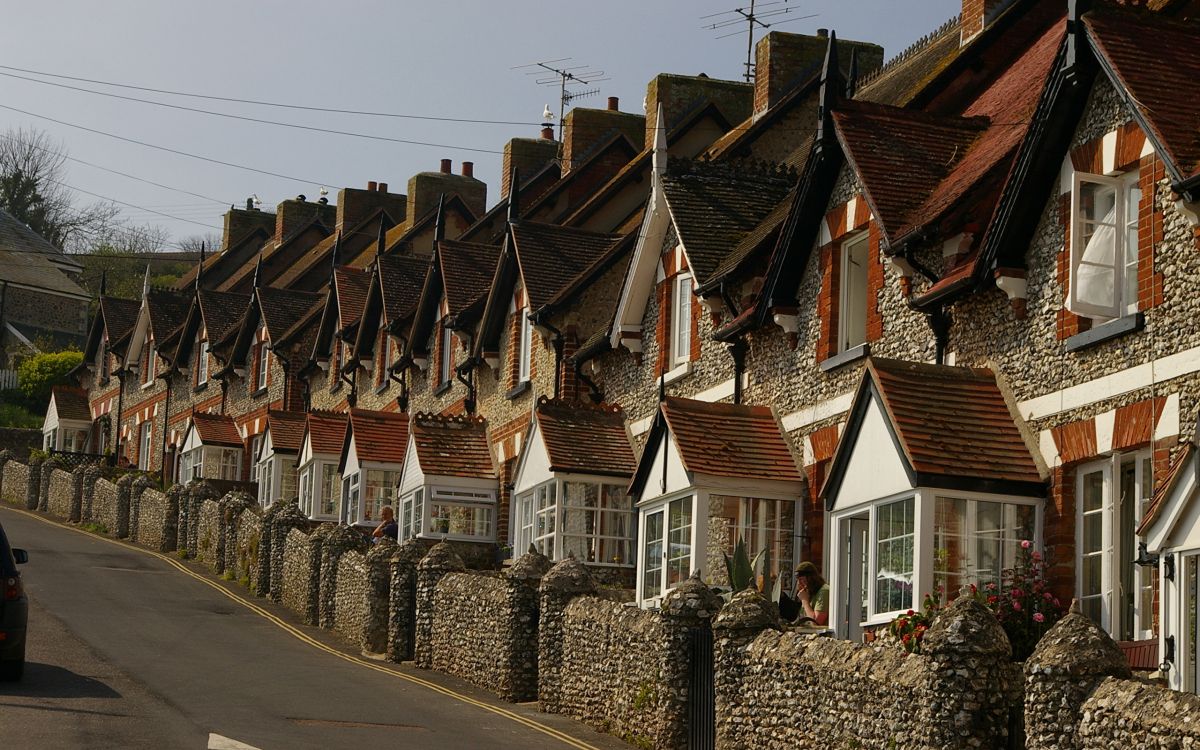 Casa de Hormigón Marrón y Blanco Bajo un Cielo Azul Durante el Día. Wallpaper in 2560x1600 Resolution