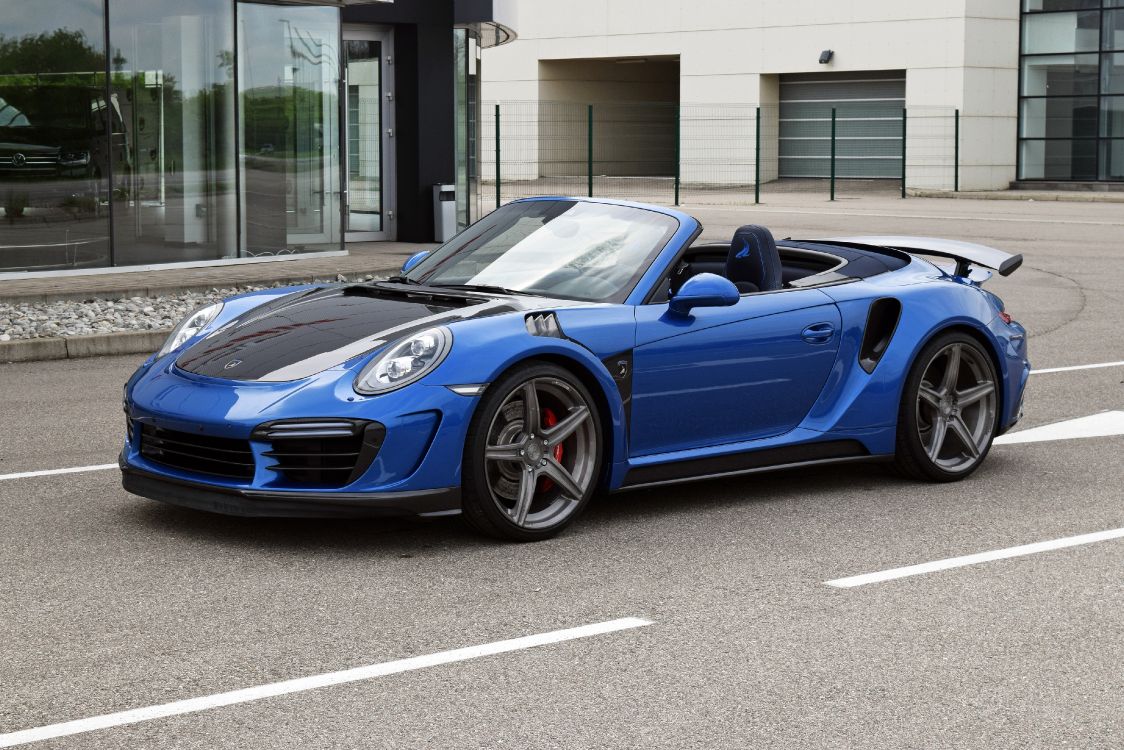 Porsche 911 Azul Estacionado Cerca Del Edificio Durante el Día. Wallpaper in 4096x2731 Resolution