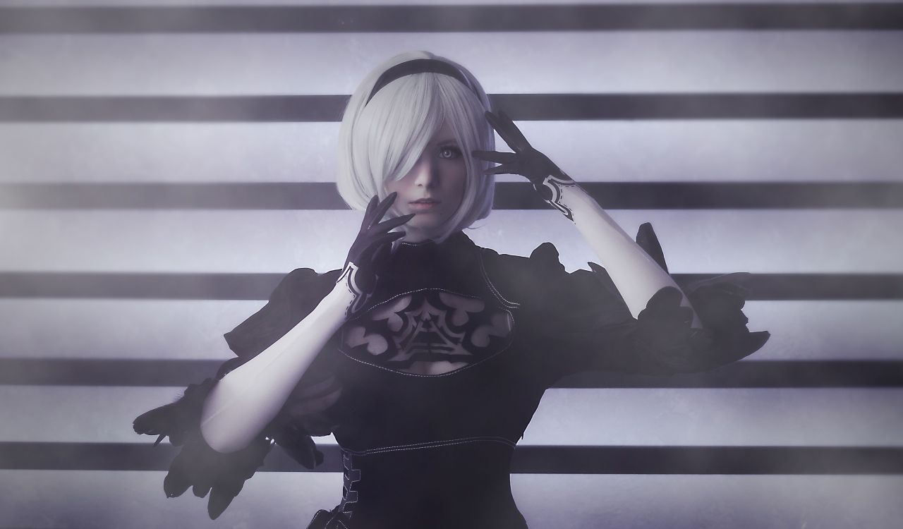 Femme en Débardeur Noir Tenant un Fusil. Wallpaper in 2560x1500 Resolution