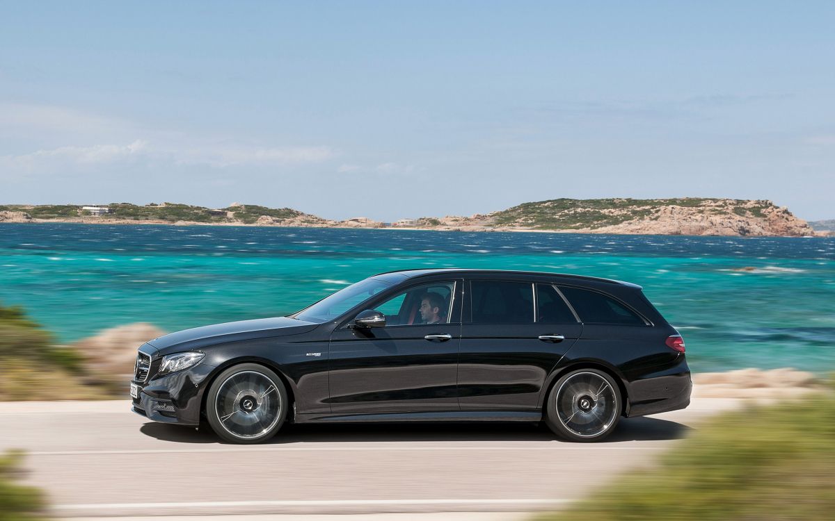 Schwarzer Geländewagen Auf Braunem Sand in Der Nähe Von Gewässern Tagsüber. Wallpaper in 2560x1600 Resolution