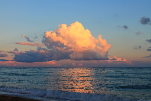 Image sea waves crashing on shore during sunset