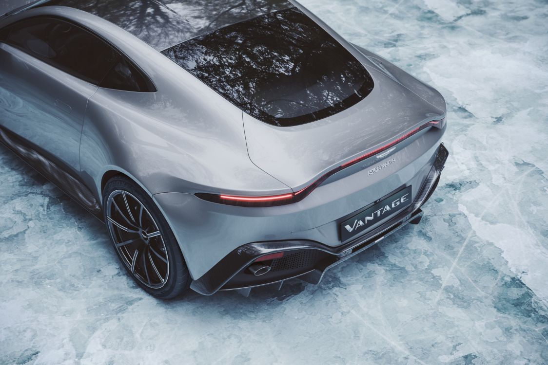 Porsche 911 Blanche et Noire Sur Sol Couvert de Neige. Wallpaper in 3000x2001 Resolution