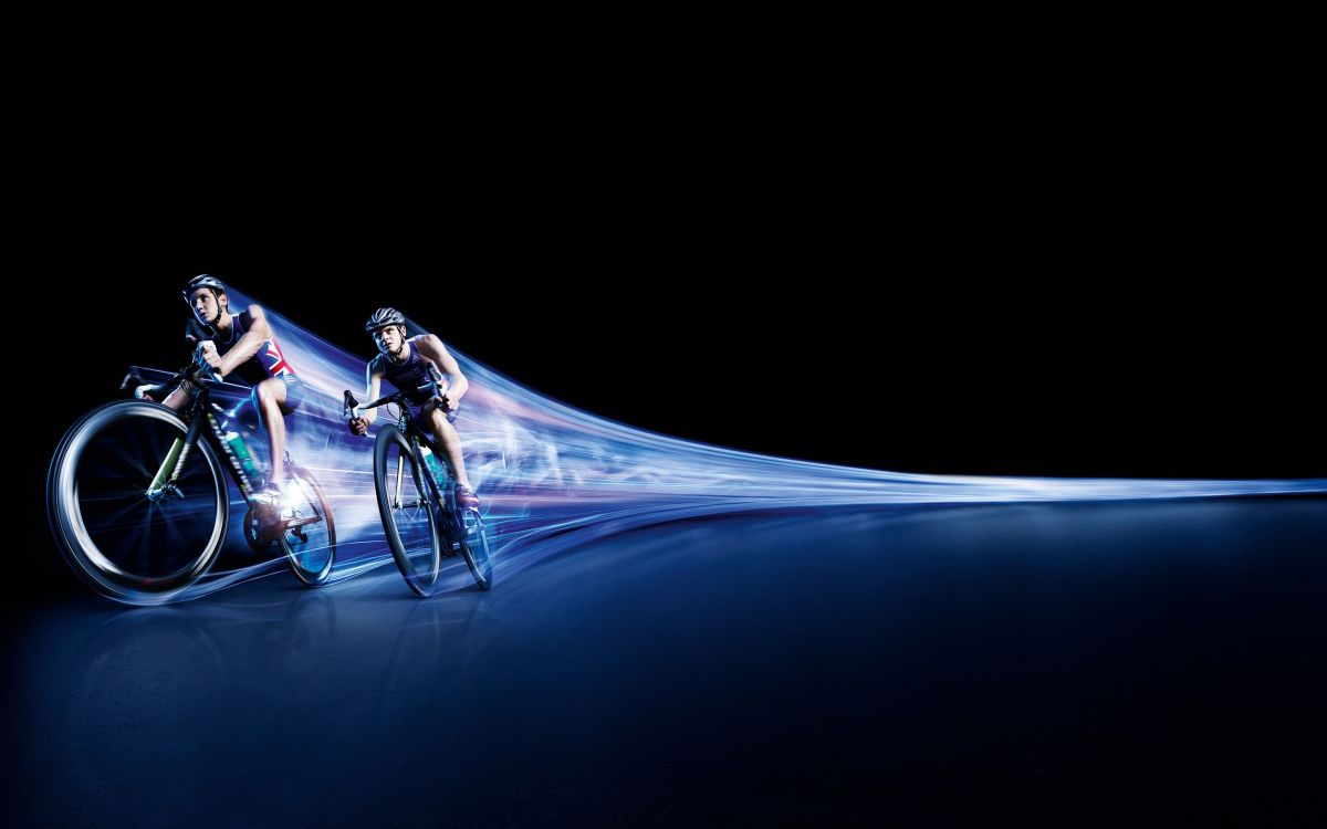 Hombre en Chaqueta Negra Montando Bicicleta. Wallpaper in 2880x1800 Resolution