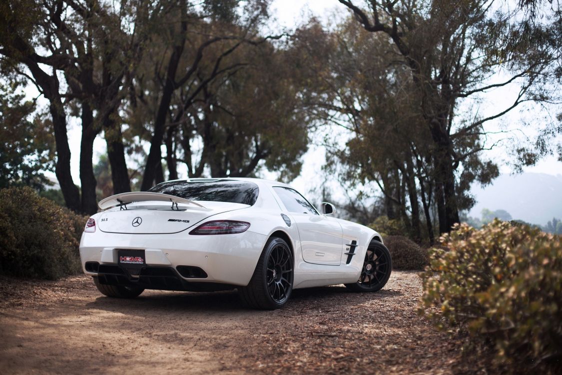 Porsche 911 Blanco en la Carretera Durante el Día. Wallpaper in 2048x1365 Resolution