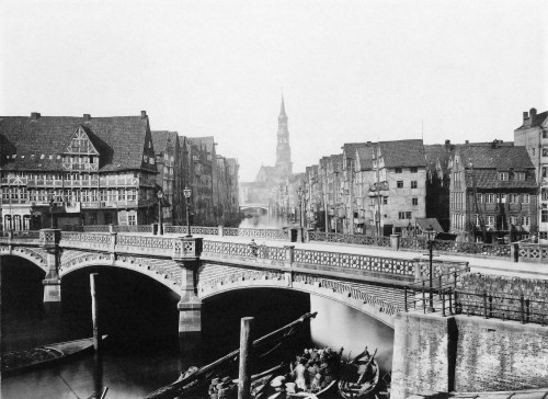 Image grayscale photo of bridge over river