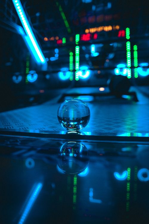 Bola de Cristal Transparente en la Mesa. Wallpaper in 3840x5760 Resolution