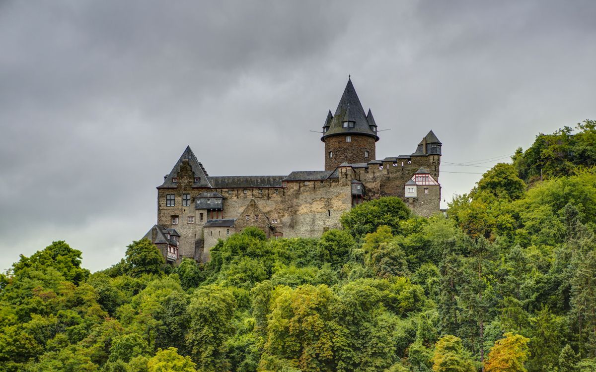 Braunes Und Graues Betonschloss Unter Grau Bewölktem Himmel. Wallpaper in 2880x1800 Resolution