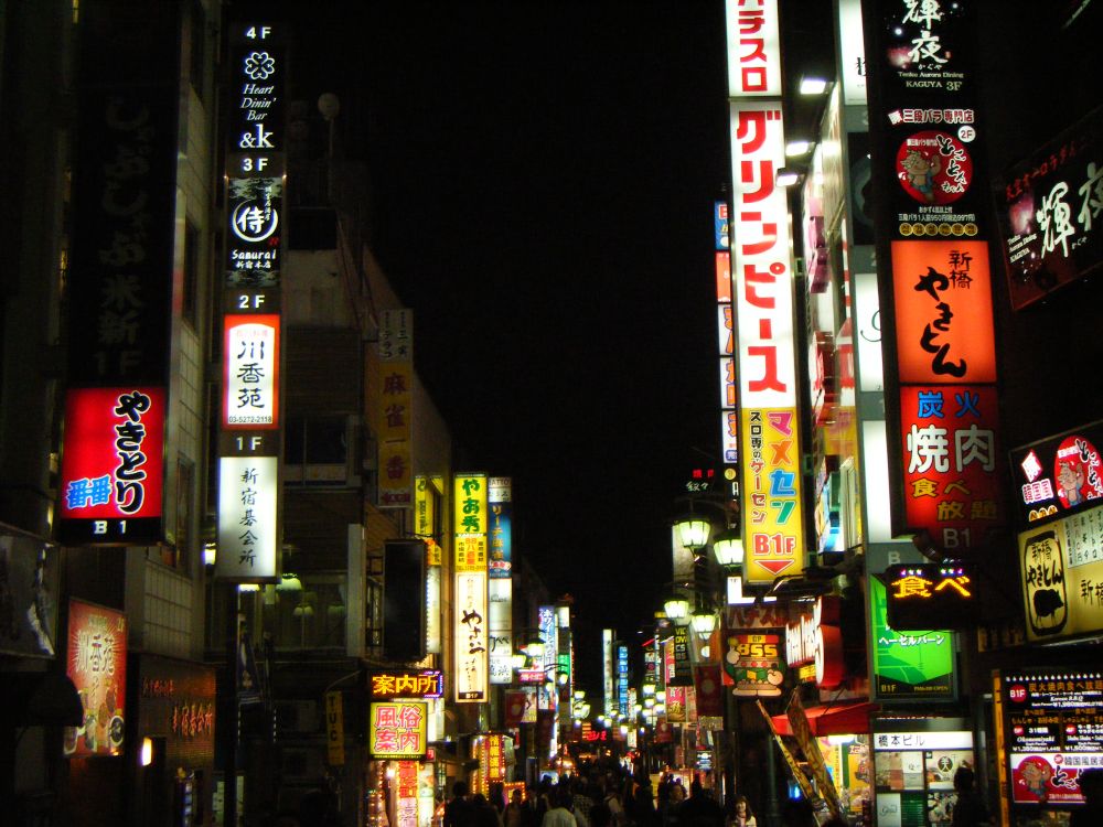 Personnes Marchant Dans la Rue Pendant la Nuit. Wallpaper in 3072x2304 Resolution